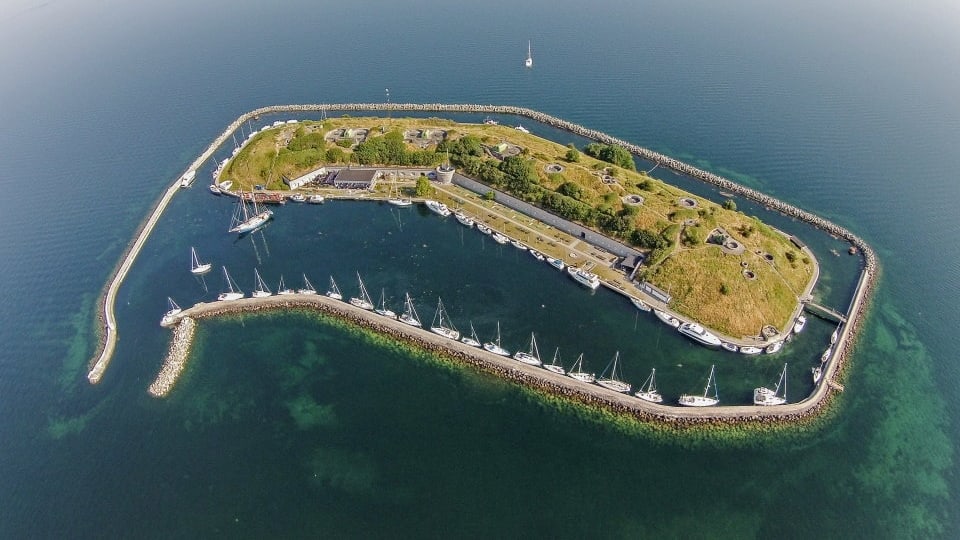 Meeresfestung aus dem Ersten Weltkrieg: Insel mit Yachthafen steht zum Verkauf