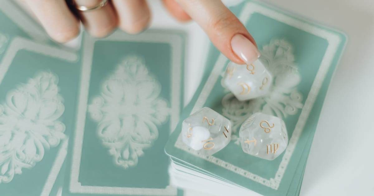 Sternzeichen-Trend: Für Wassermänner sind diese French Nails perfekt