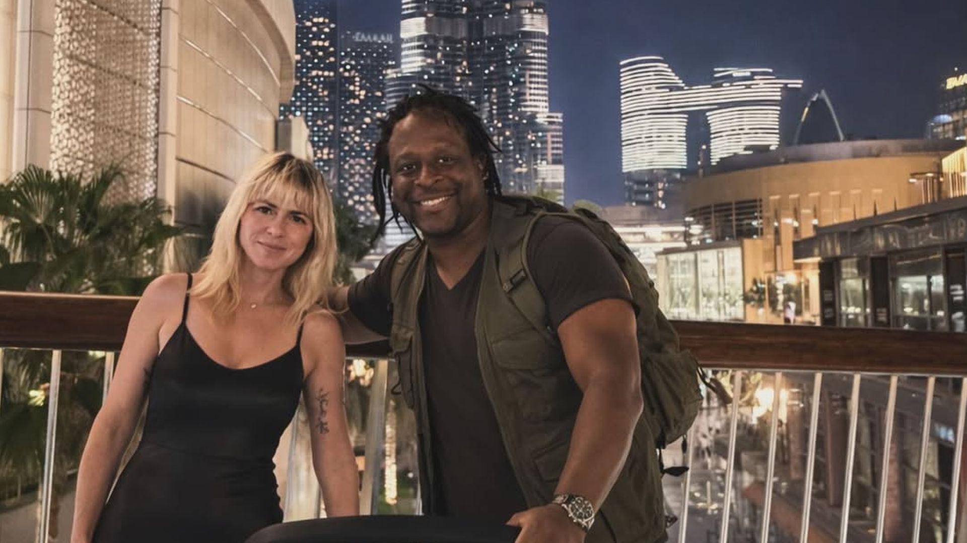 So süß gratuliert Mola Adebisis Frau ihm zum Hochzeitstag