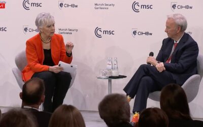 Münchner Sicherheitskonferenz: Eric Schmidt trägt flammende Socken