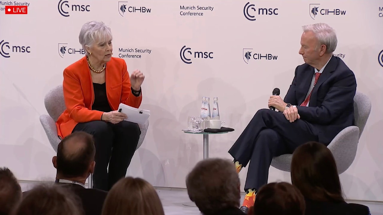 muenchner-sicherheitskonferenz-eric-schmidt-traegt-flammende-socken.jpg Münchner Sicherheitskonferenz: Eric Schmidt trägt flammende Socken