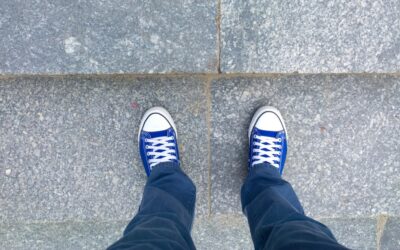 Das bedeutet es, wenn jemand beim Gehen immer auf den Boden schaut