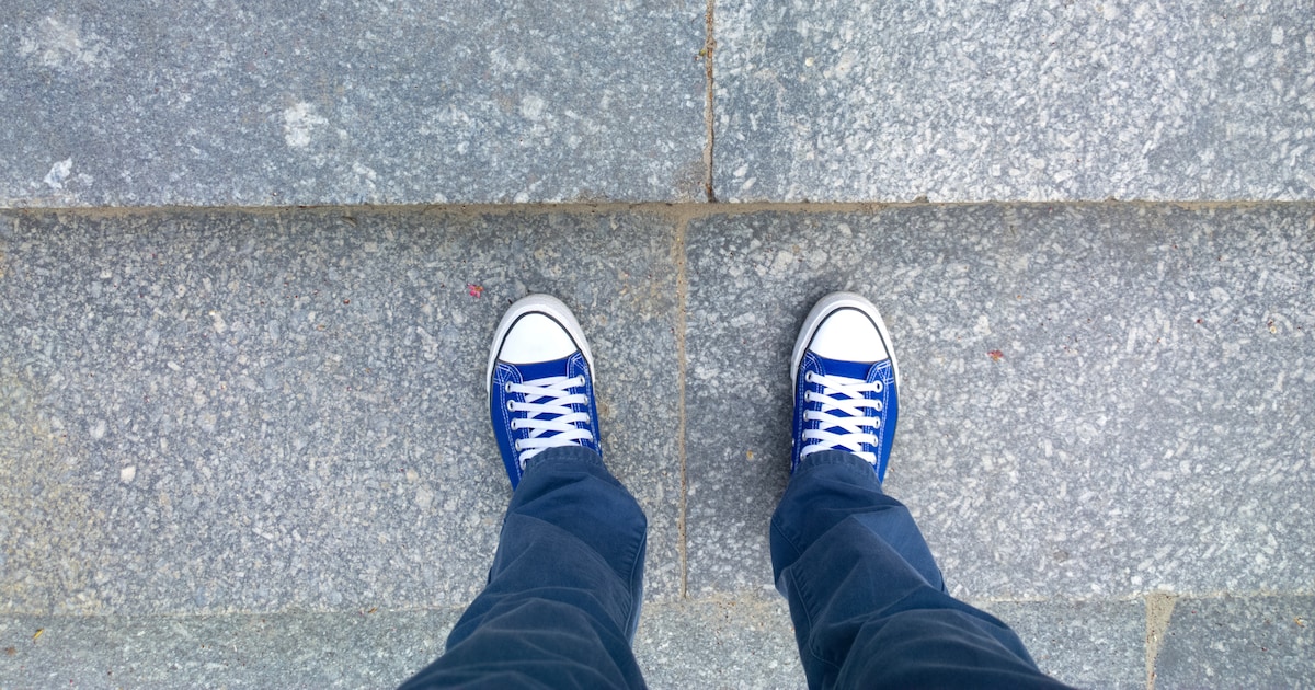 Das bedeutet es, wenn jemand beim Gehen immer auf den Boden schaut