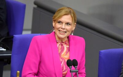 Julia Klöckner feiert ausgelassen Karneval mit „Lindenstraße“-Urgestein