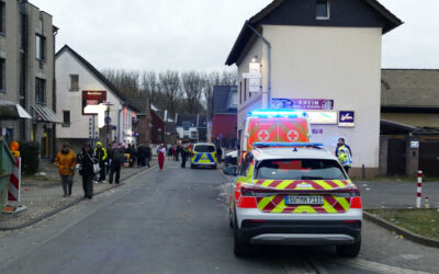 Unfall beim Karneval: Drei Menschen stürzen von Umzugswagen