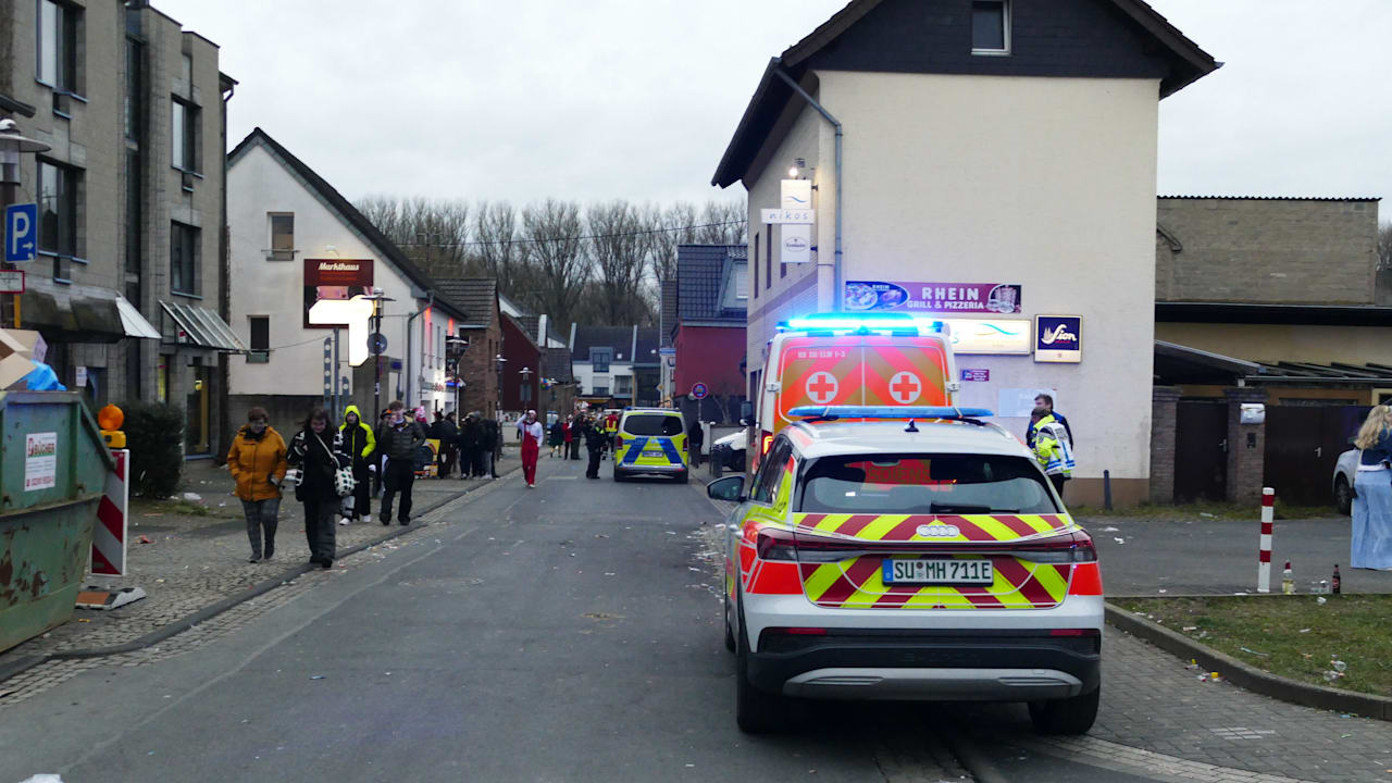 Unfall beim Karneval: Drei Menschen stürzen von Umzugswagen