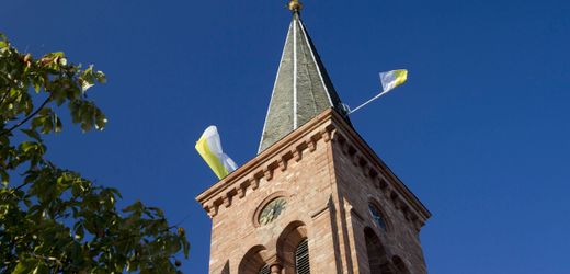 Darmstadt: Mann wollte Küster mit Kruzifix töten -Jähriger vor Gericht