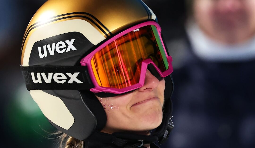 Skispringerin Katharina Schmid verabschiedet sich unter Tränen von Olympia: „Das tut sehr, sehr weh“