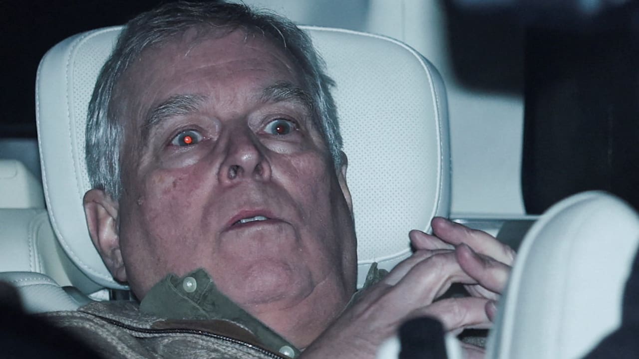 ex-prinz-andrew-verlaesst-polizeistation-und-kehrt-nach-hause-zurueck.jpg Ex-Prinz Andrew verlässt Polizeistation und kehrt nach Hause zurück