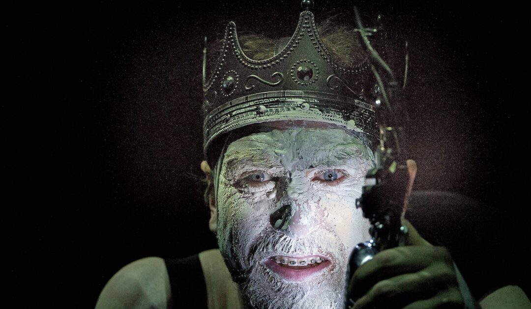 Lars Eidinger verletzt Fan mit Degen