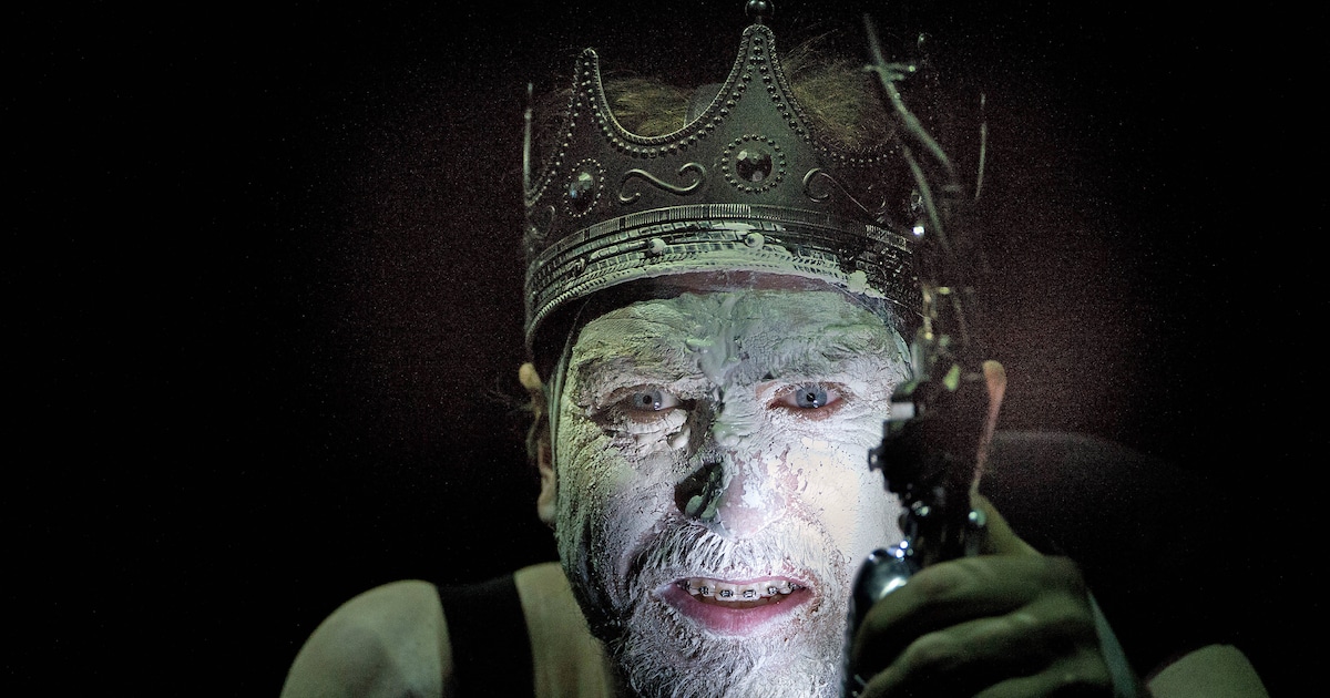 Lars Eidinger verletzt Fan mit Degen