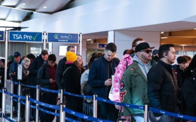 Luftfahrt: Lange Schlangen, digitale Fragebögen: Neue Einreiseregeln sorgen international für Probleme