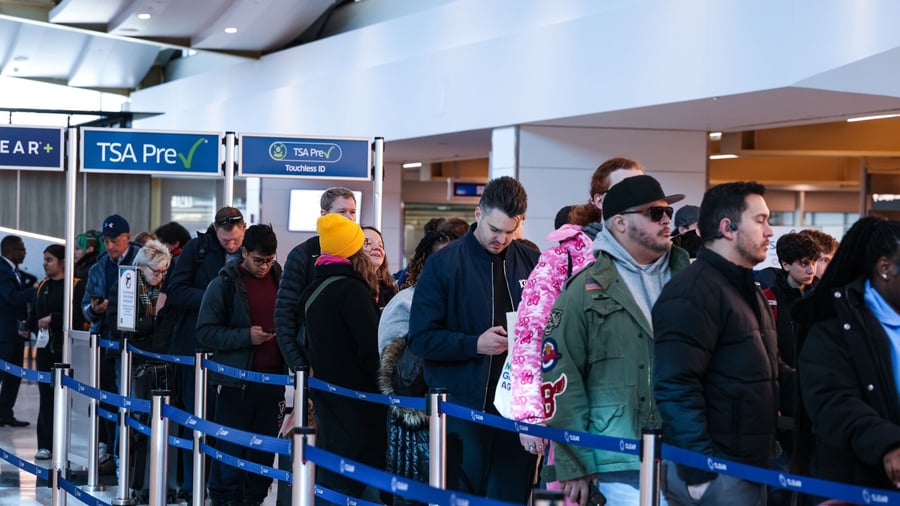 Luftfahrt: Lange Schlangen, digitale Fragebögen: Neue Einreiseregeln sorgen international für Probleme