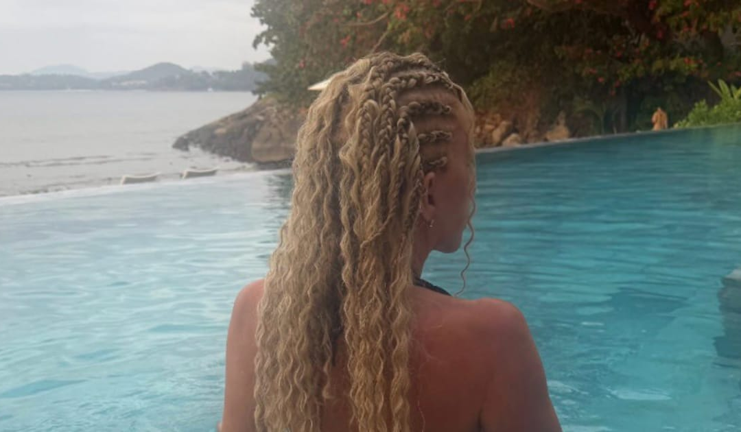 „Wie ne 20-Jährige“: Carmen Geiss heizt Fans mit neuen Pool-Fotos ein