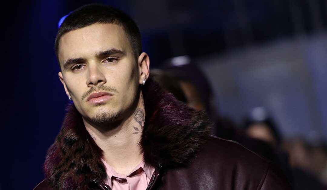 Romeo Beckham läuft vor Partnerin und Ex-Freundin über den Laufsteg