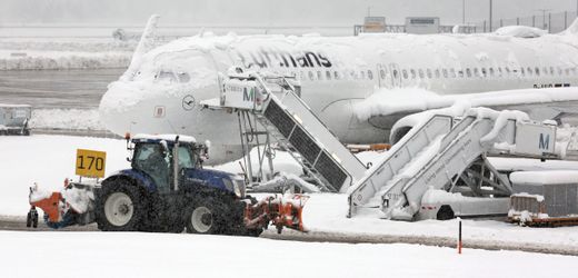Flughafen München: Feuerwehr kritisiert Zwangsübernachtung in Passagierflugzeug