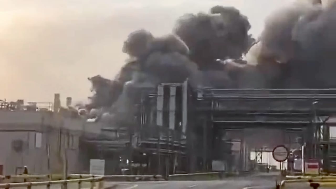 Raffinerie getroffen, Hormus blockiert: Experte warnt: Liter Benzin bald bei 2,60 Euro