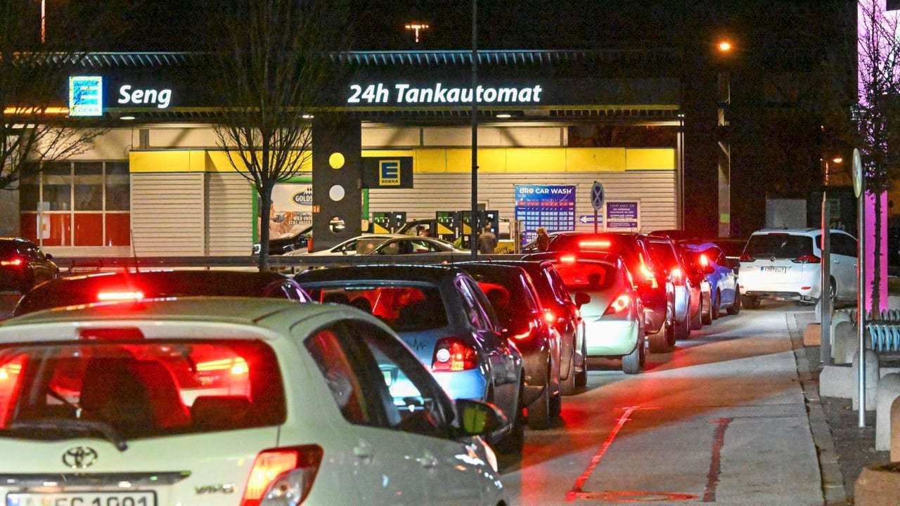 lange-schlangen-vor-der-tankstelle-wegen-steigender-preise.jpg Lange Schlangen vor der Tankstelle wegen steigender Preise