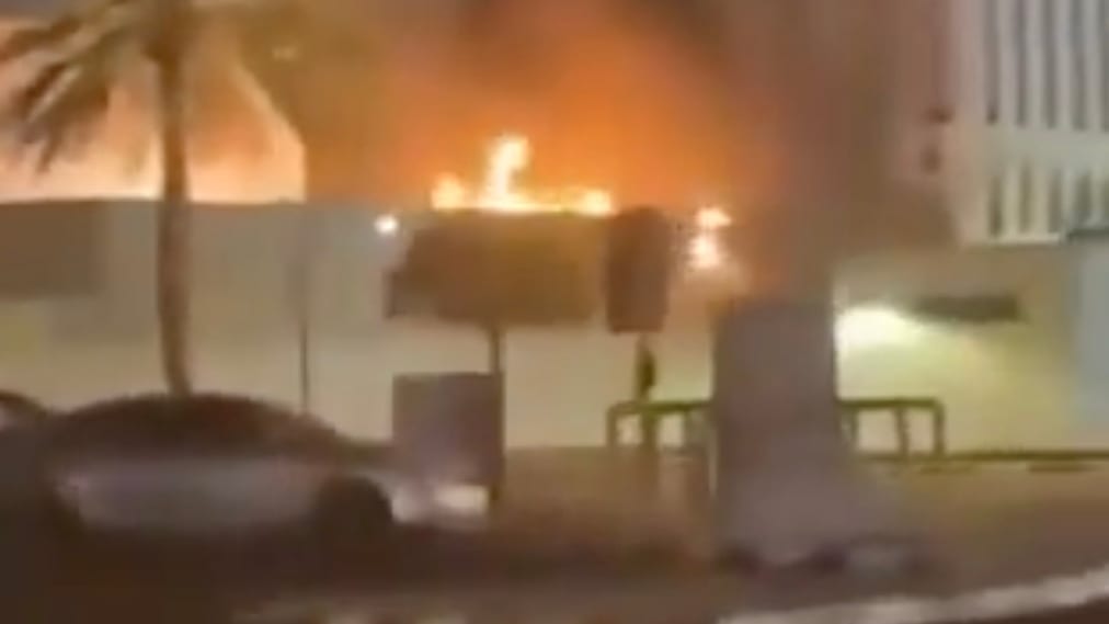 Mutmaßlicher Drohnenangriff aus dem Iran: US-Konsulat in Dubai in Flammen!