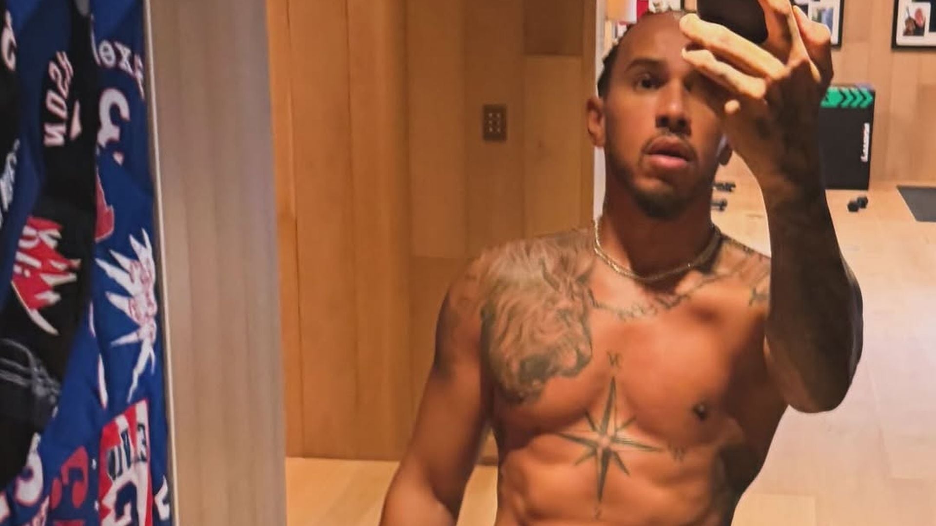 Oberkörperfrei: Lewis Hamilton begeistert mit heißem Selfie