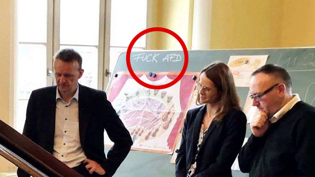 Wie kam der „Fuck AfD“-Spruch auf die Schultafel? Ärger um manipuliertes Foto