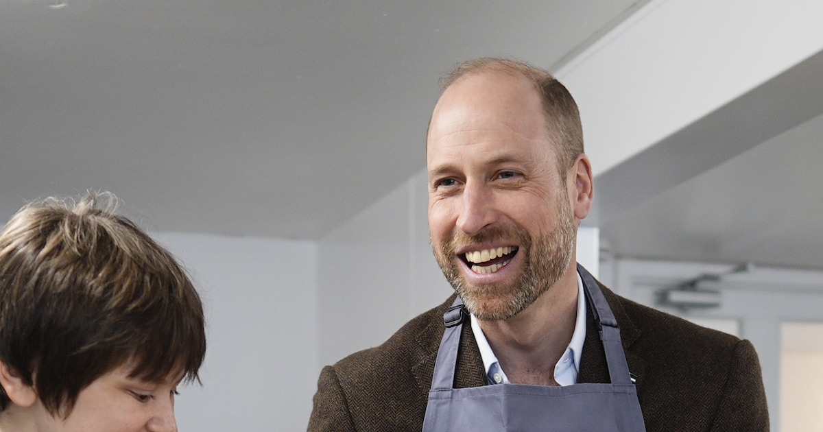 Prinz William hat Spaß beim Backen von traditioneller Pastete