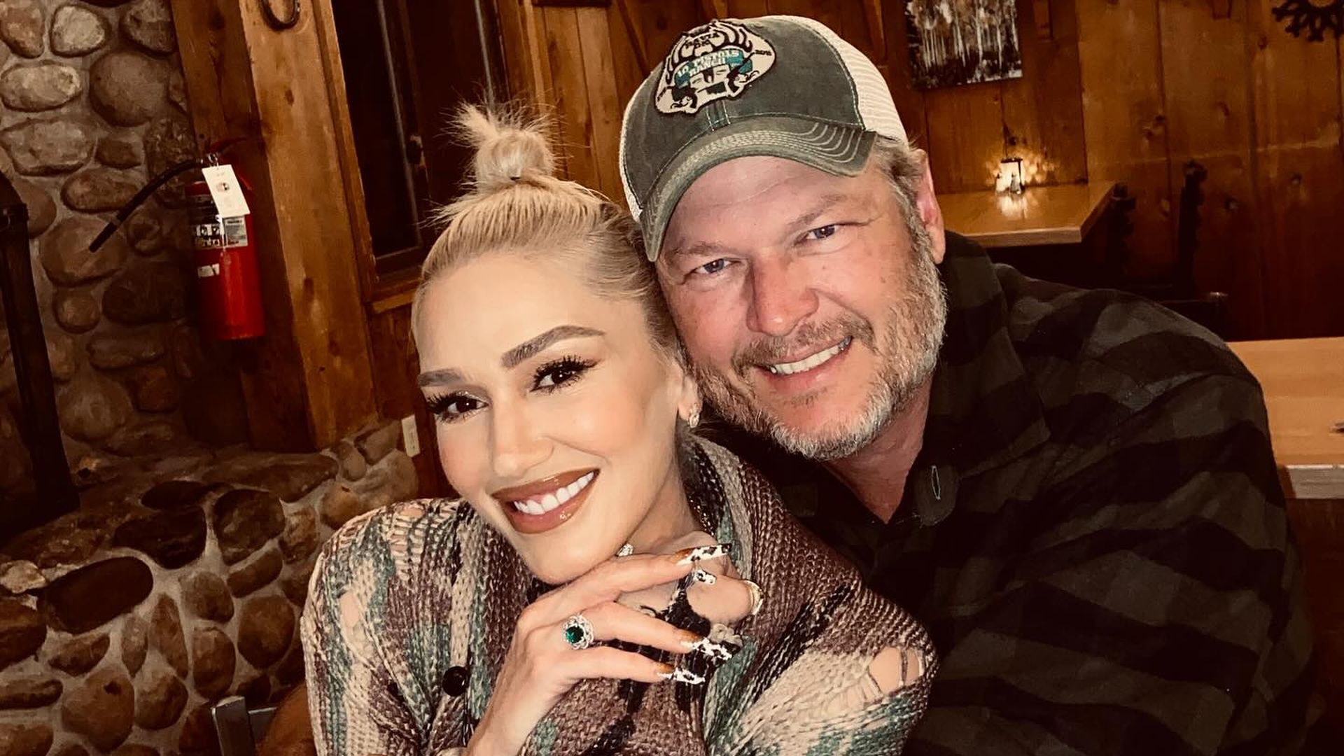 blake-shelton-teilt-witziges-bild-von-gwen-mit-pinken-haaren.jpg Blake Shelton teilt witziges Bild von Gwen mit pinken Haaren