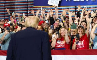 Donald Trump: Frau im Publikum kollabiert und der US-Präsident wünscht sich Pavarotti