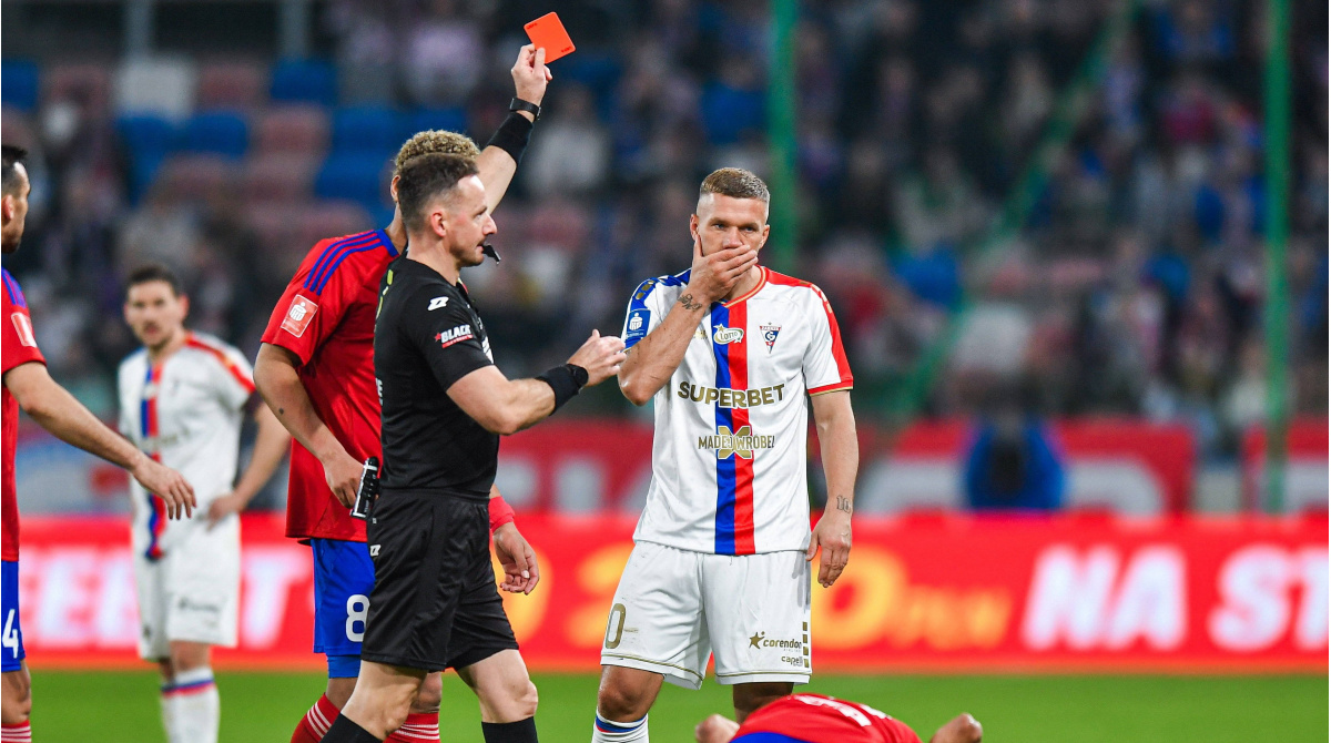 podolski-sieht-nach-schlag-die-rote-karte-sechster-platzverweis-seiner-karriere.jpg Podolski sieht nach Schlag die Rote Karte – Sechster Platzverweis seiner Karriere