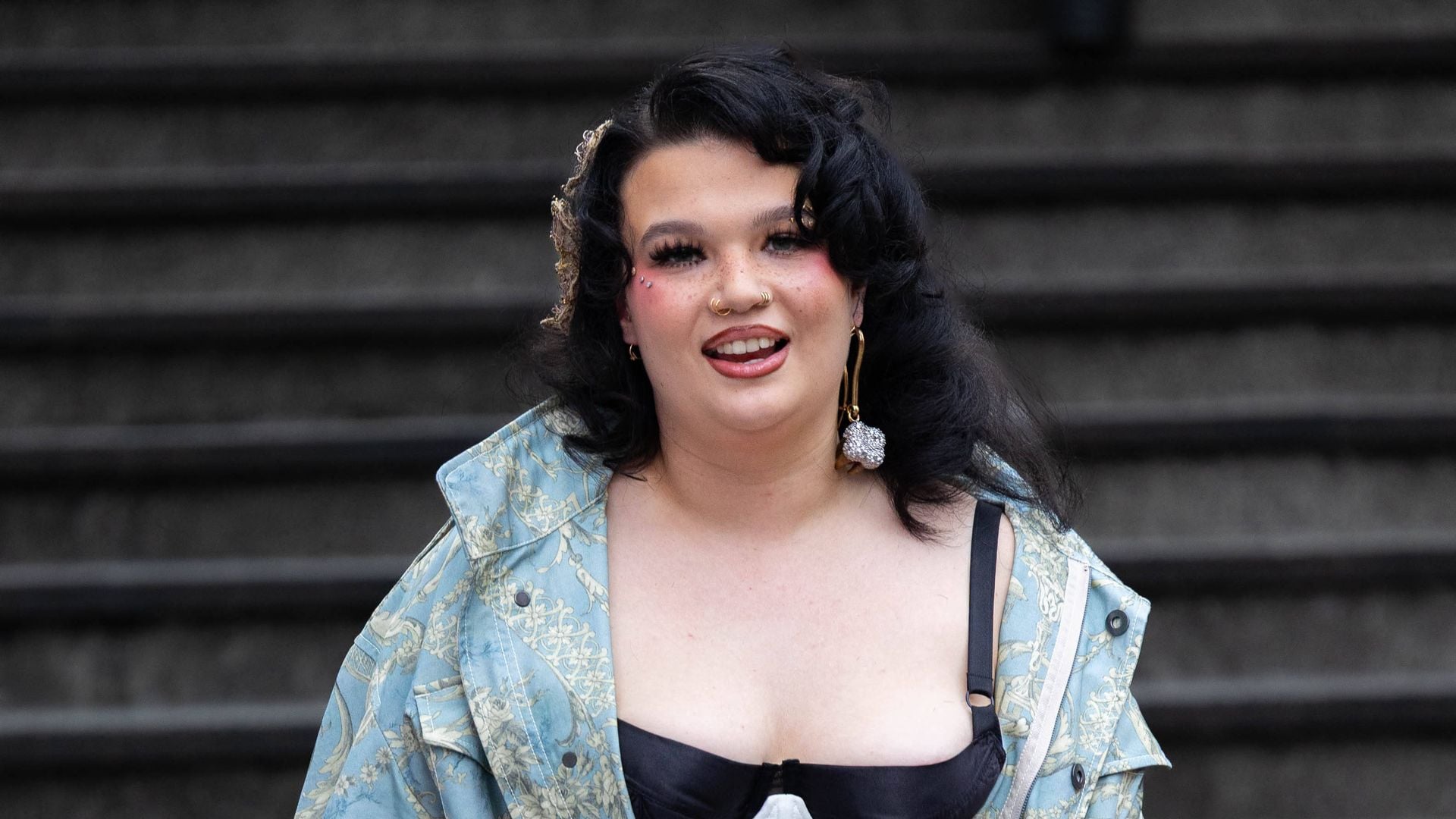 Sängerin Lola Young spricht offen über ihre Kokainsucht