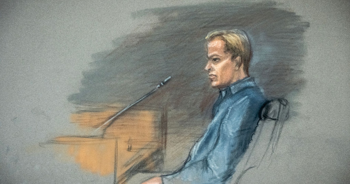 mit-einem-sueffisanten-laecheln-verfolgt-marius-das-ende-seiner-verhandlung.jpg Mit einem süffisanten Lächeln verfolgt Marius das Ende seiner Verhandlung