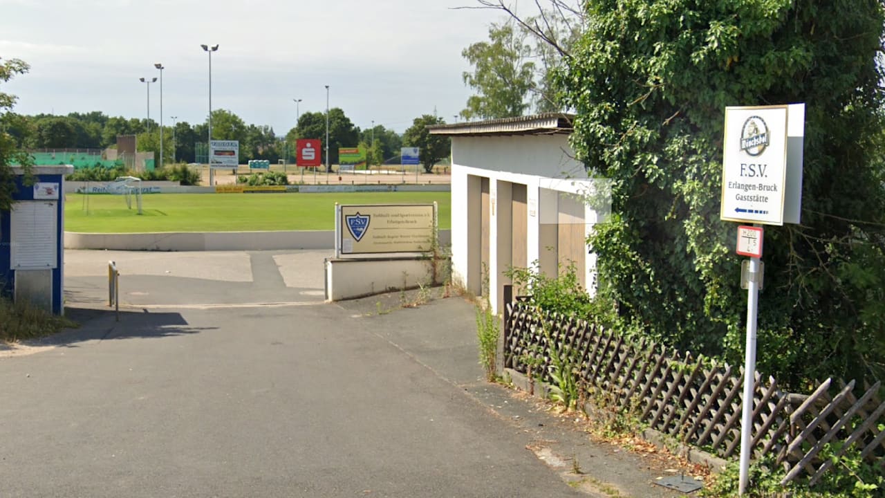 in-erlangen-fussballtor-stuerzt-um-und-toetet-jungen-7.jpg In Erlangen: Fußballtor stürzt um und tötet Jungen (7)