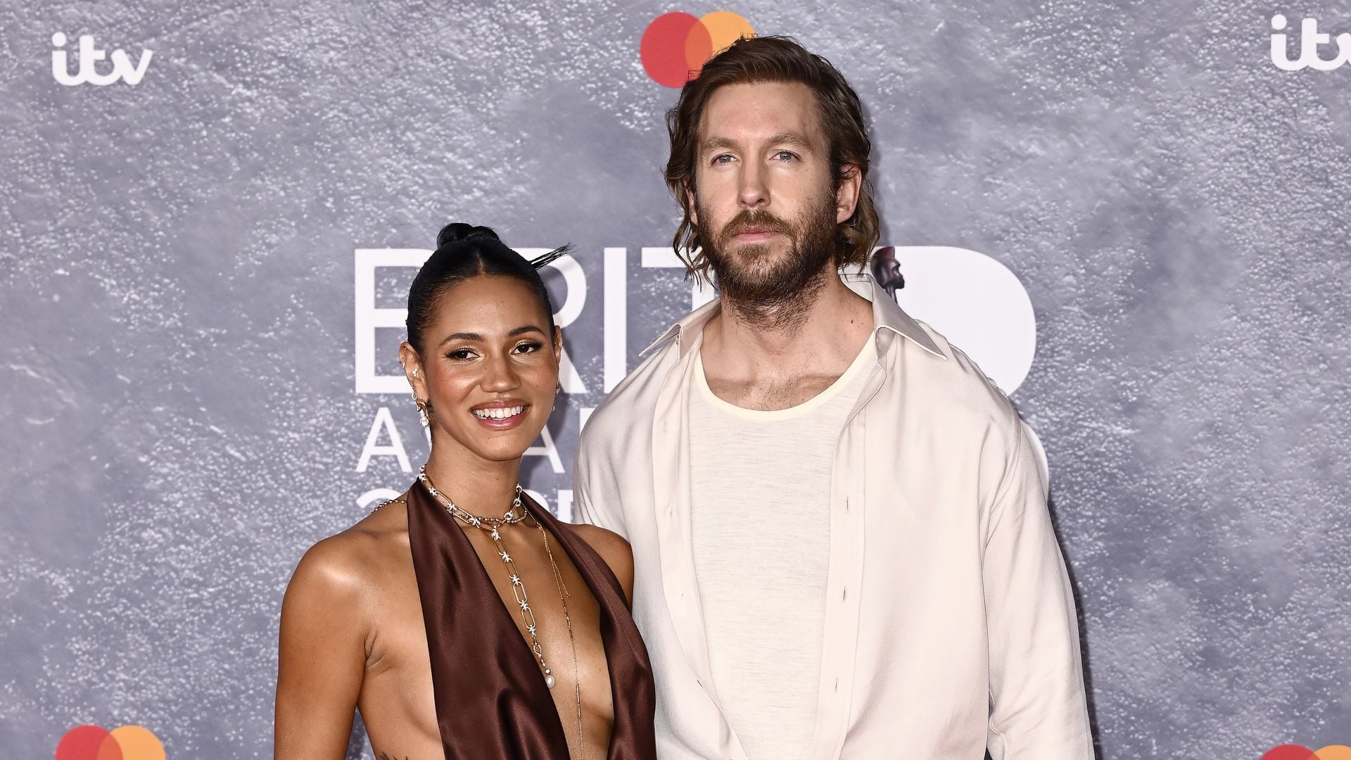 Vick Hope und Calvin Harris zeigen sich verliebt bei Gala