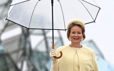 Königin Mathilde trotzt Regenwetter in pastellgelbem Outfit