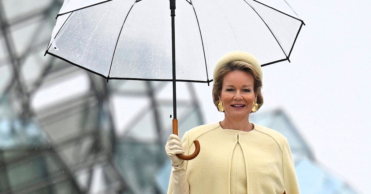 koenigin-mathilde-trotzt-regenwetter-in-pastellgelbem-outfit.jpg Königin Mathilde trotzt Regenwetter in pastellgelbem Outfit