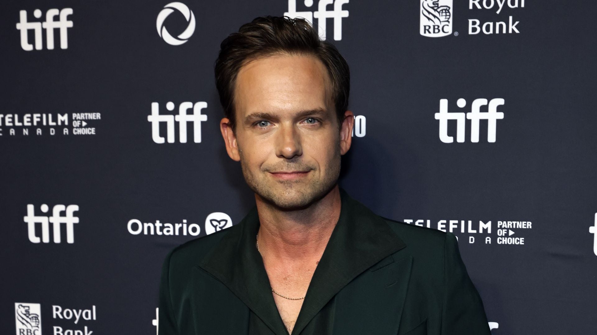 patrick-j-adams-verraet-endlich-den-namen-von-drittem-baby.jpg Patrick J. Adams verrät endlich den Namen von drittem Baby