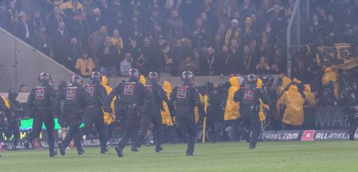 Dynamo Dresden vs Hertha BSC Berlin: Platzsturm und Jagdszenen – Topspiel eskaliert