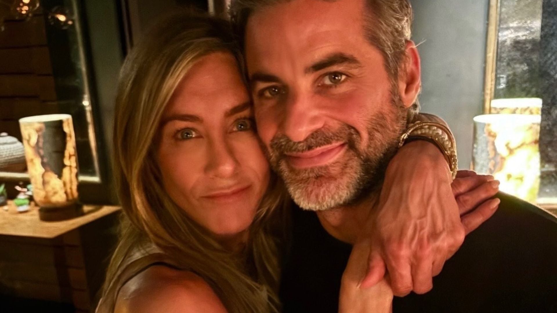 Jennifer Aniston zeigt sich verliebt auf Foto mit Jim Curtis