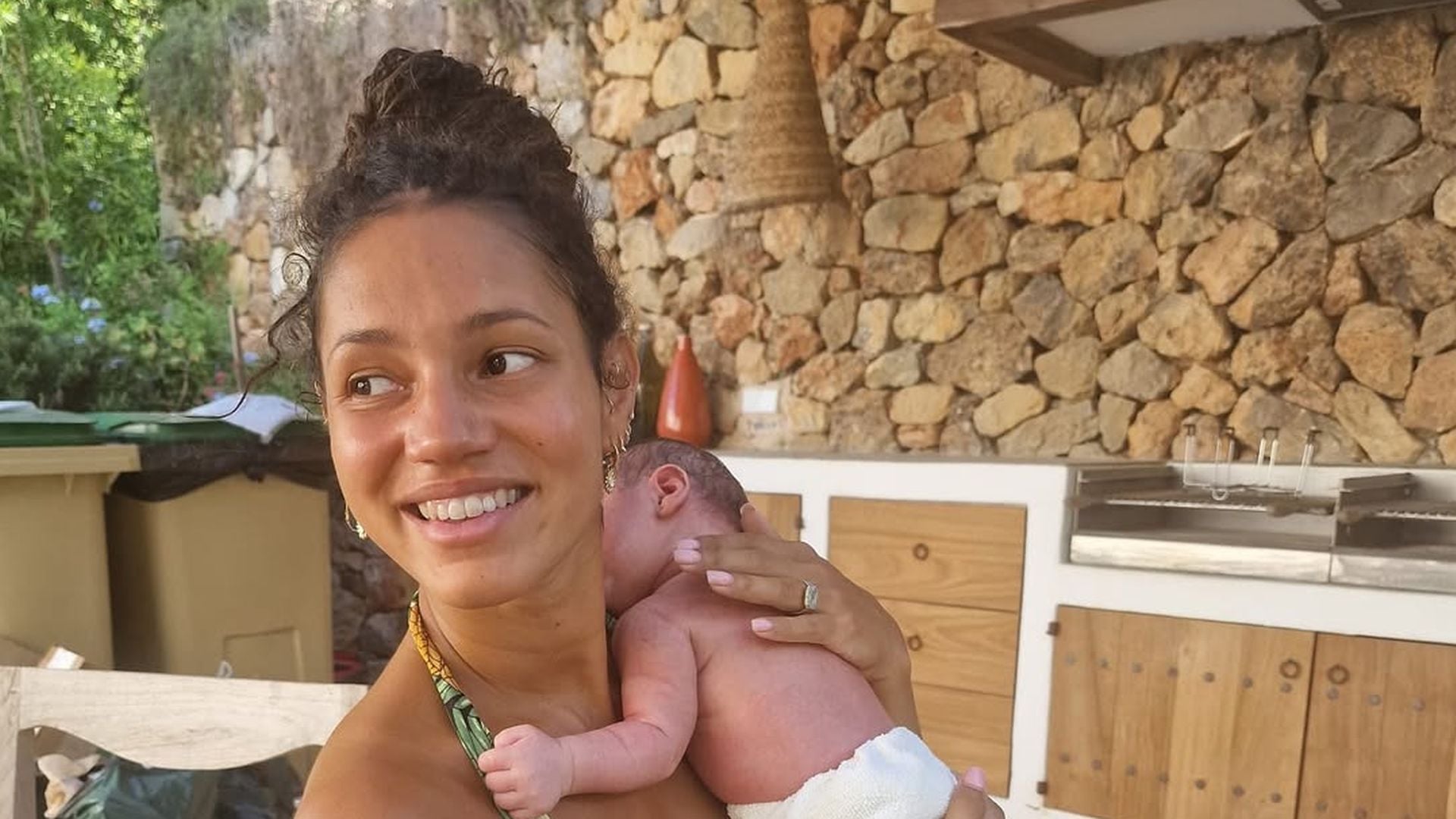 vick-hope-strahlt-auf-neuen-schnappschuessen-mit-baby-micah.jpg Vick Hope strahlt auf neuen Schnappschüssen mit Baby Micah