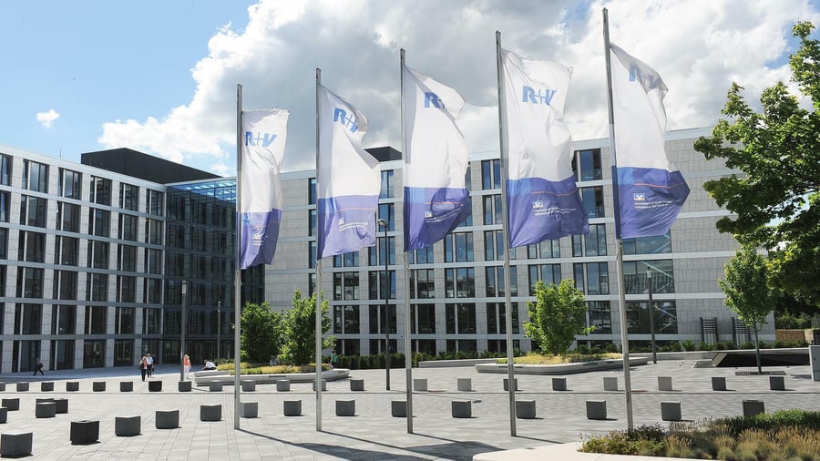 Versicherungen: R+V-Vorstand: Weniger Kontakt zum Kunden – Versicherer baut Bankvertrieb um