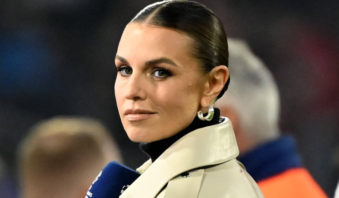 In Lederhose: Laura Wontorra wird zum Hingucker in der Allianz Arena