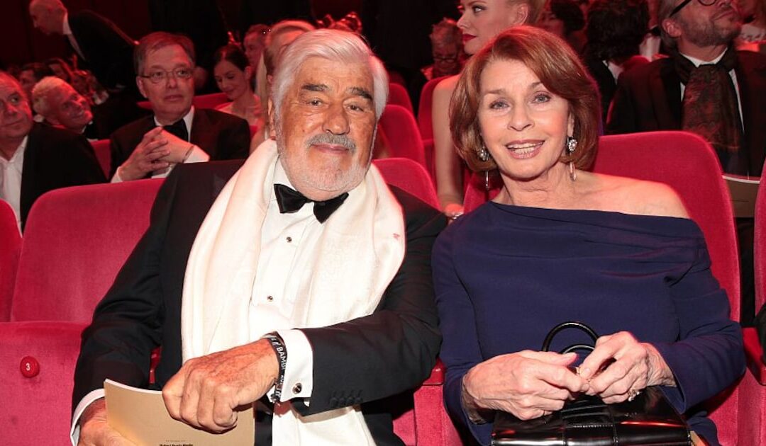 Senta Berger nimmt Abschied von Mario Adorf (†)