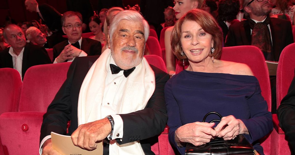 Senta Berger nimmt Abschied von Mario Adorf (†)