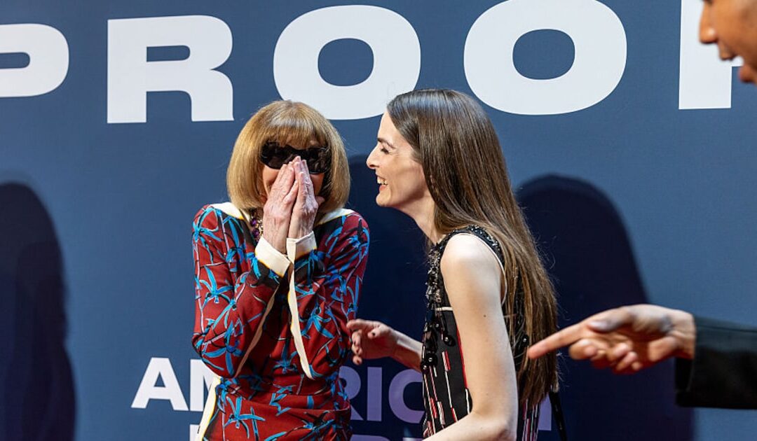 Beim Posieren mit Tochter Bee bekommt Anna Wintour Lachanfall