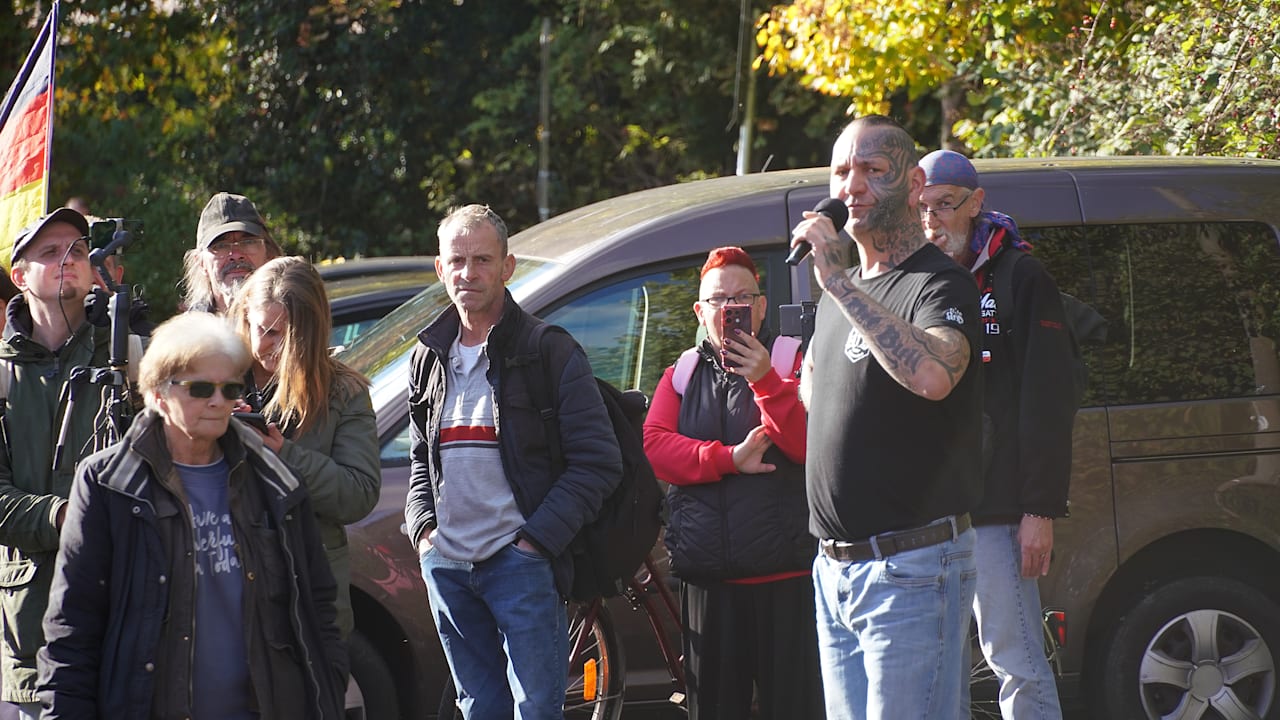 Er ist unter Timmys Rettern: Wal-Rocker sprach bei extrem rechter Demo