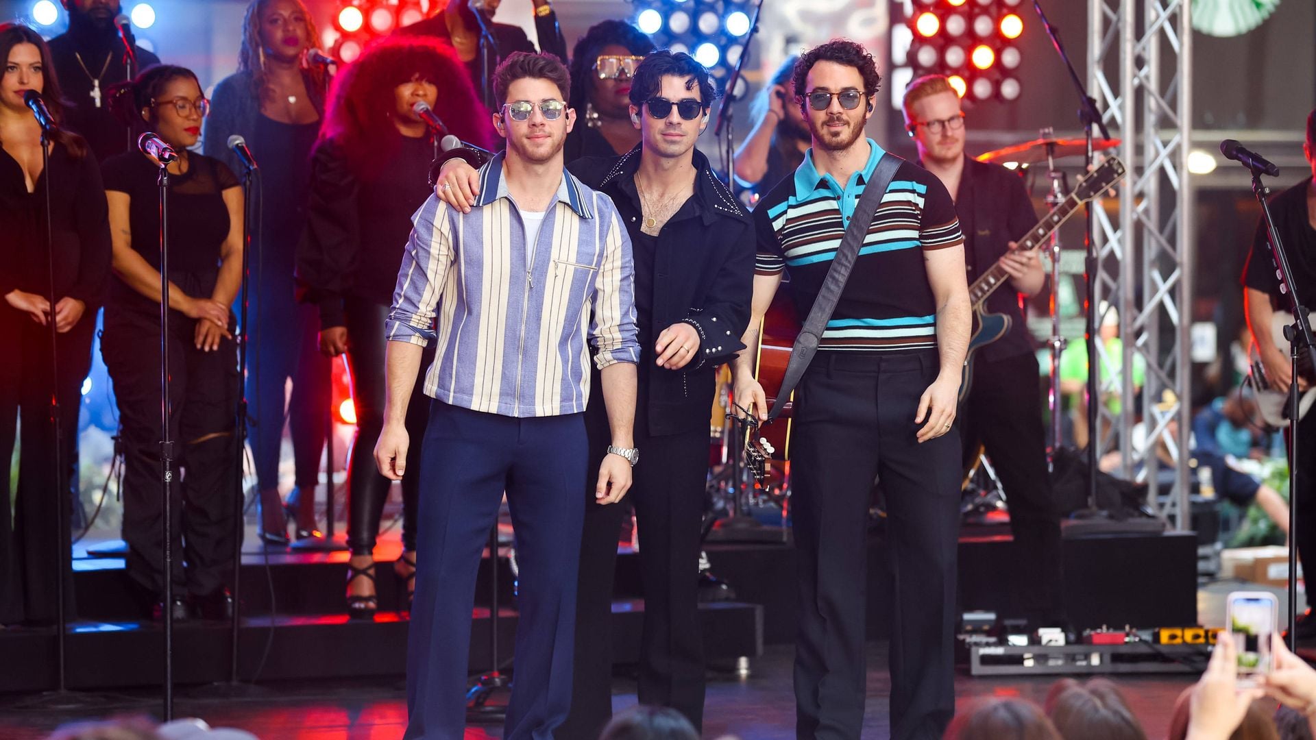 Nach Schlaganfall: Jonas Brothers feiern Stärke ihrer Mutter