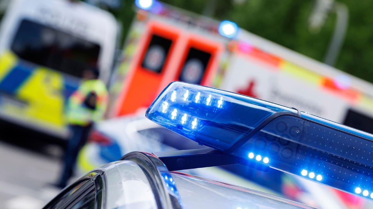 Unglück in NRW: Kind (4) wird beim Spielen von Radlader erfasst und stirbt