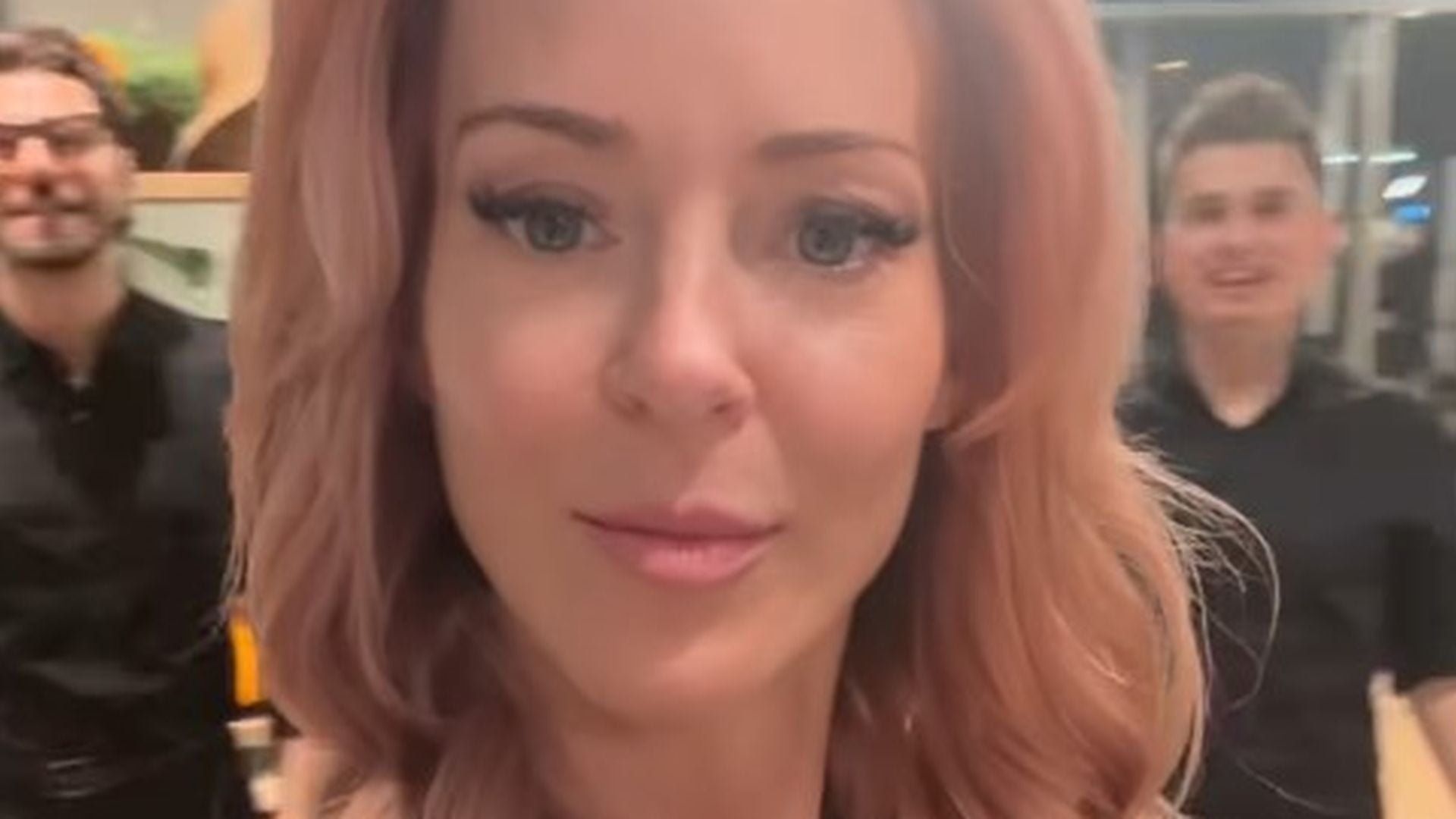 Frühlingsfarbe: Simone Lugner trägt die Haare jetzt rosa