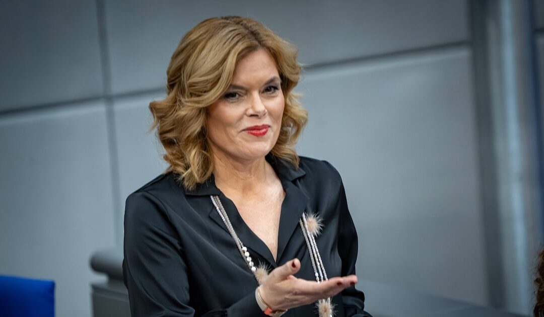 Julia Klöckner überrascht mit altem Familienfoto