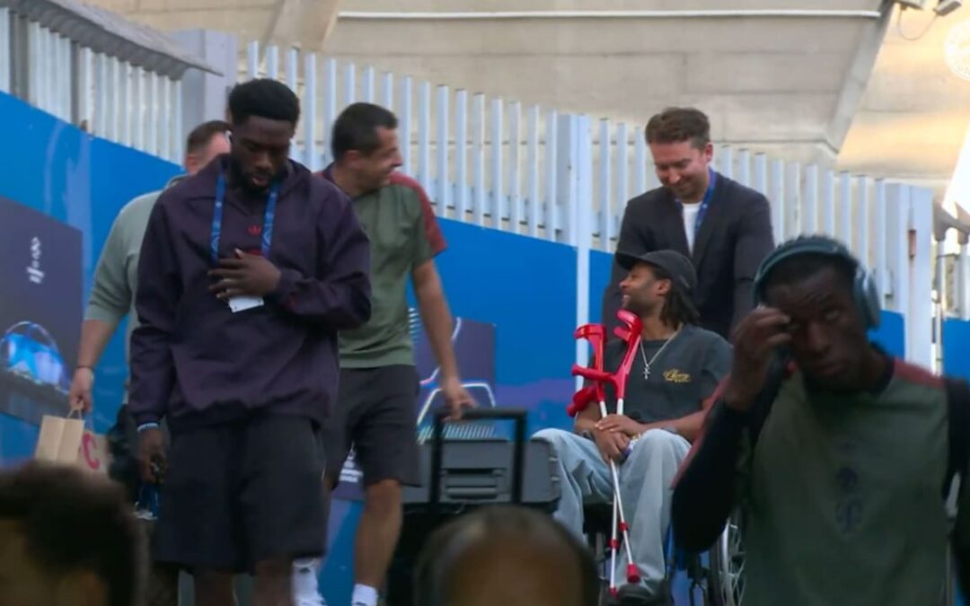 FC Bayern: Serge Gnabry im Rollstuhl ins Stadion geschoben